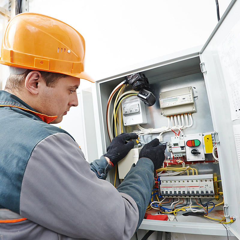 Kompletné elektroinštalácie a revízie v rodinných domoch a priemyselných budovách | lomark.sk