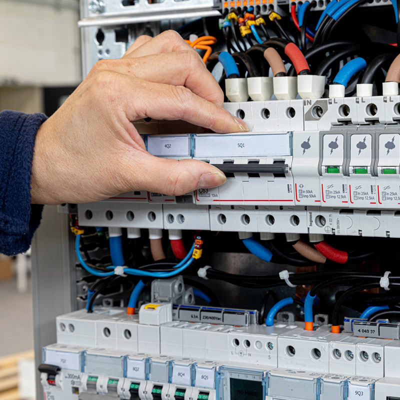 Odborné elektroinštalácie a revízie v rodinných domoch a budovách | lomark.sk